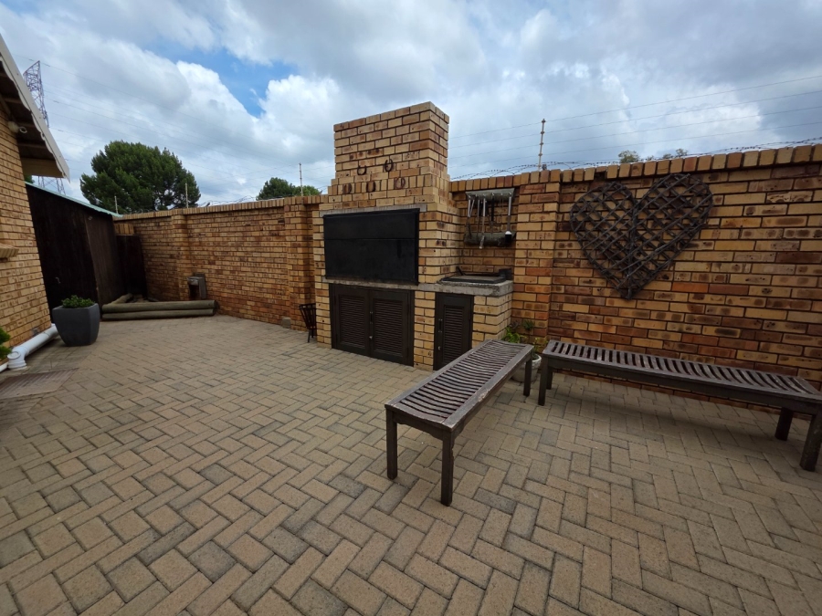 4 Bedroom Property for Sale in Heuwelsig Free State